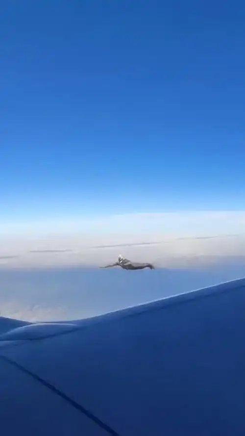 飞机上拍到的竟然发现奥特曼这就是男孩子们的梦想