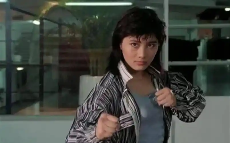 原创杨丽菁身手不输成龙洪金宝抢着合作却被周比利一脚踢到险瘫痪