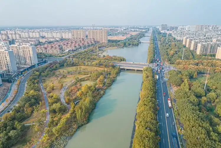 无需驾车奔波,只要一双运动鞋,就能再次拉近和公园的距离,外享护城河