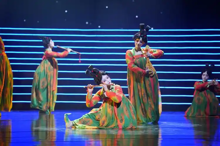 刷屏的《唐宫夜宴》,演员们衣服塞海绵嘴里含棉花……_北京日报app新