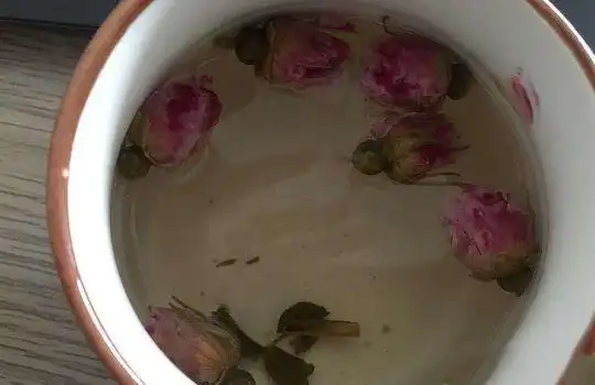 含硫玫瑰花泡水颜色?