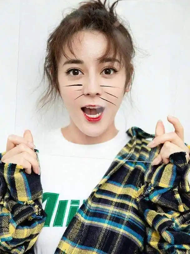 迪丽热巴晒照卖萌,丸子头俏皮可爱,网友喊话:怎么看都好看_身材_白色