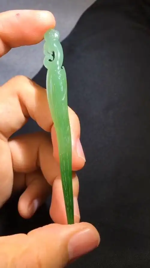 和田碧玉有凤来仪簪子,辣绿色老料,雕刻精美,无杂无黑,品质完美.