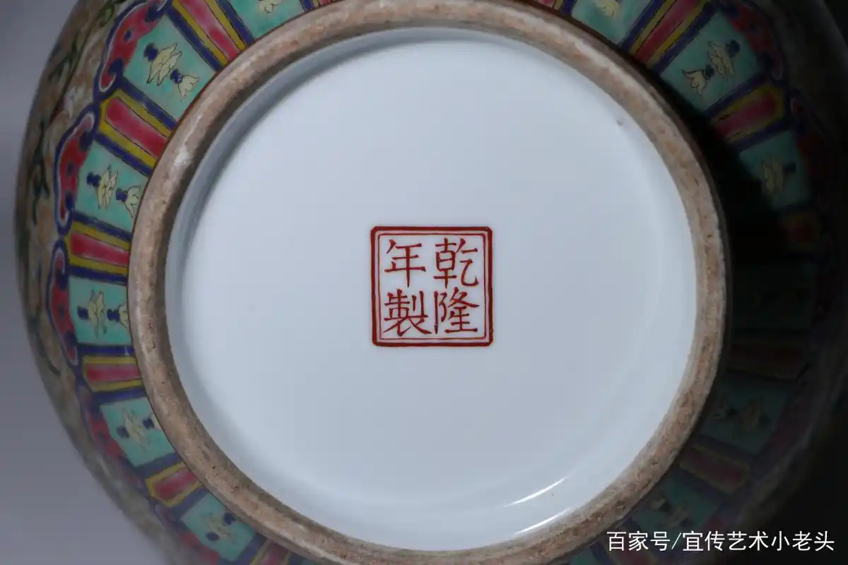 大清乾隆年制洋彩描金纏枝花卉紋绶带耳葫蘆瓶秋季拍卖会