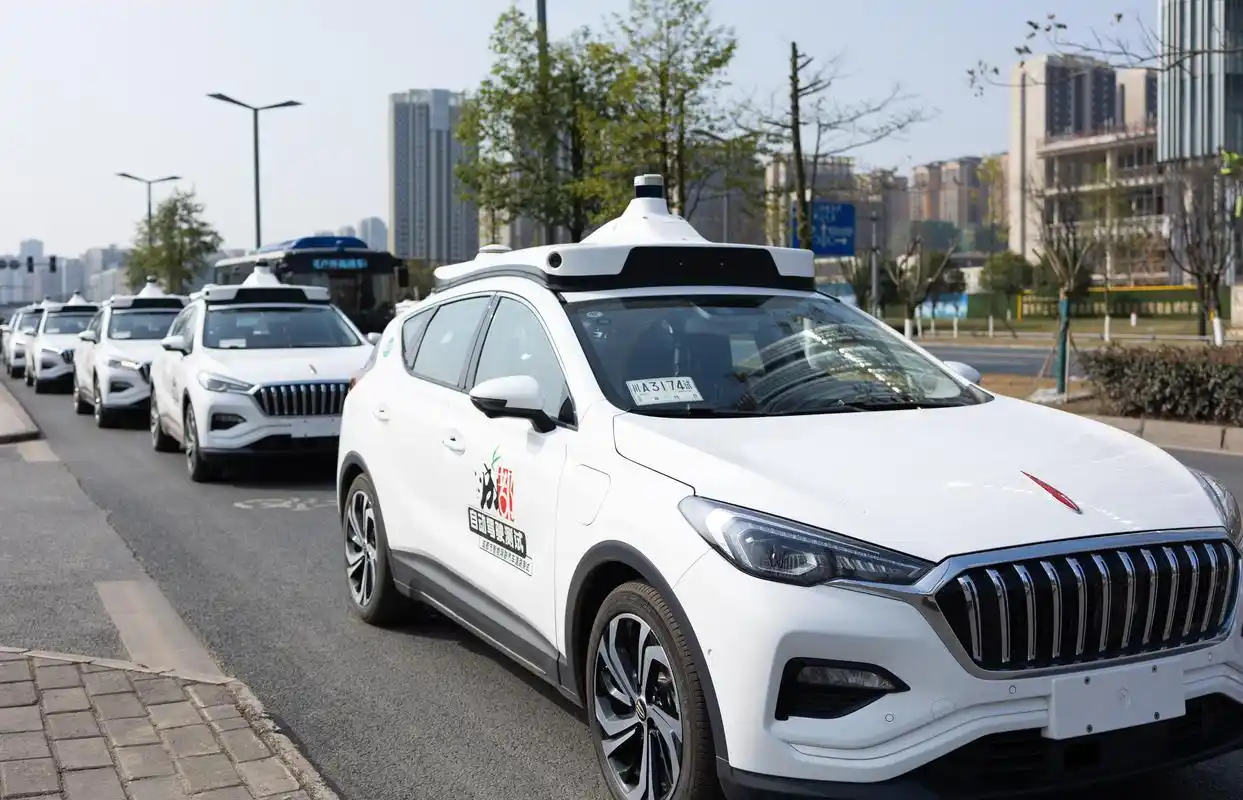 成都首批12辆无人驾驶汽车上路测试