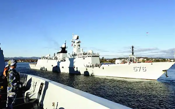 中国海军舰艇编队抵达加拿大开始友好访问