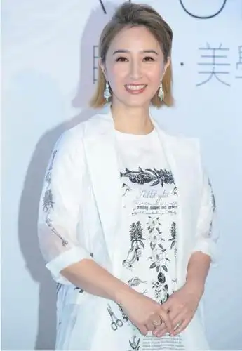 54岁关咏荷近照:嫁张家辉15年退圈当贤内助,如今想出山拍戏?