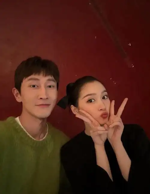 不是第一个穿他衣服的女明星,早在2021年的时候,他就全网喊话迪丽热巴