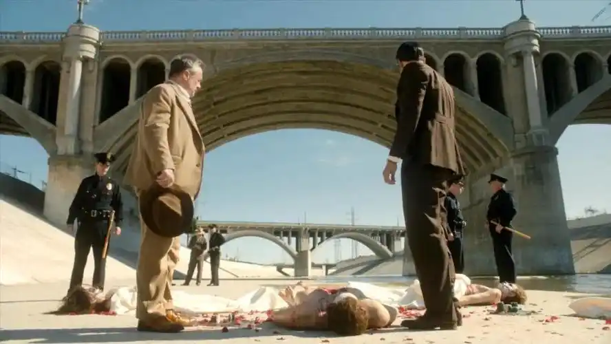 一起残忍的凶杀案发生在洛杉矶,刚刚升职的墨西哥移民后裔蒂亚戈被派