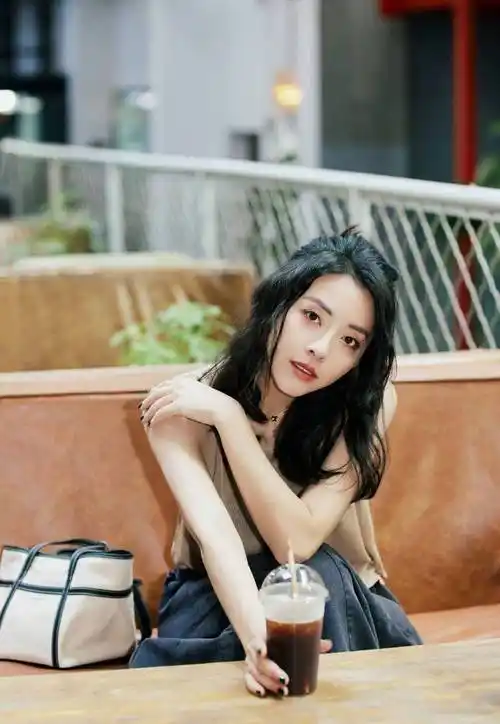 黄小蕾秋日干练登场,立秋写真展现优雅韵味