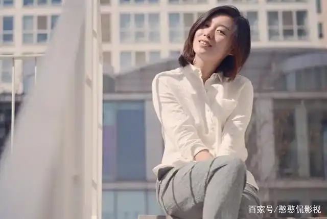 选手李七月,站在舞台上从容不迫,讲述时不刻意煽情也能把所有的力量都