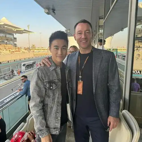 直播吧11月28日讯 "赌王"之子何猷君昨日更新了个人ins,晒出与多位