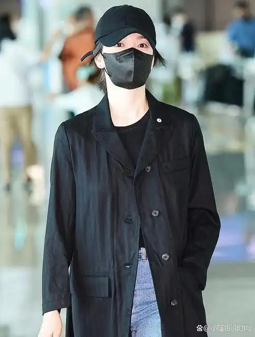 入秋以后风衣开始频繁出现在各种街拍杂志,以及明星博主的穿搭中,充当