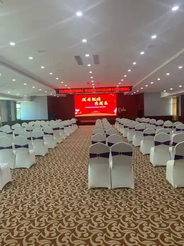 会场的布置既温馨又隆重.