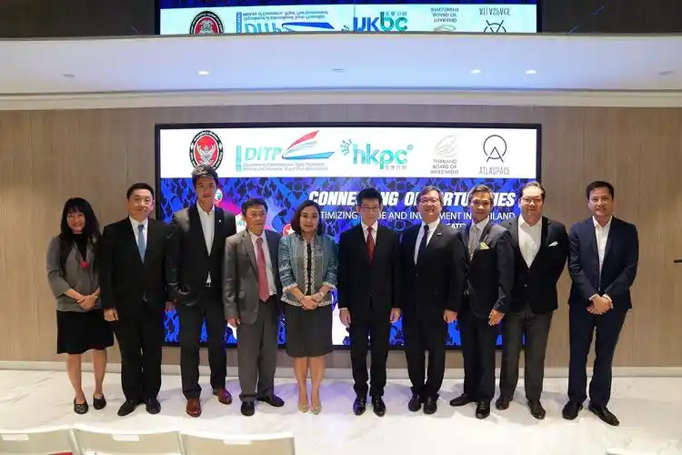 先生 左六>,kobsak pootrakool 先生 右三>等泰国官员与陈思乐先生 左