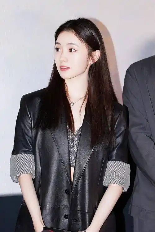 00后新任"谋女郎",刘浩存制服写真,今日份学院风小兰_张艺谋_电影