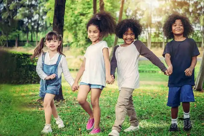 快乐的非裔美国人男孩和女孩在学校的操场上集体玩耍.