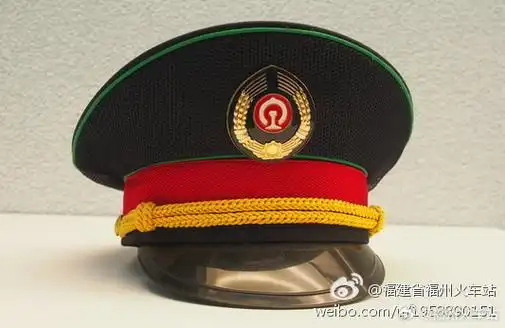 福站微课堂#【铁路帽徽】铁路帽徽采用铝质材料,图案以墨蓝盾牌衬托