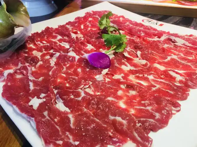 「鲜切牛肉」肉质很嫩,掺杂着鹌鹑蛋的蛋液味道真的不一样,口感巴适!