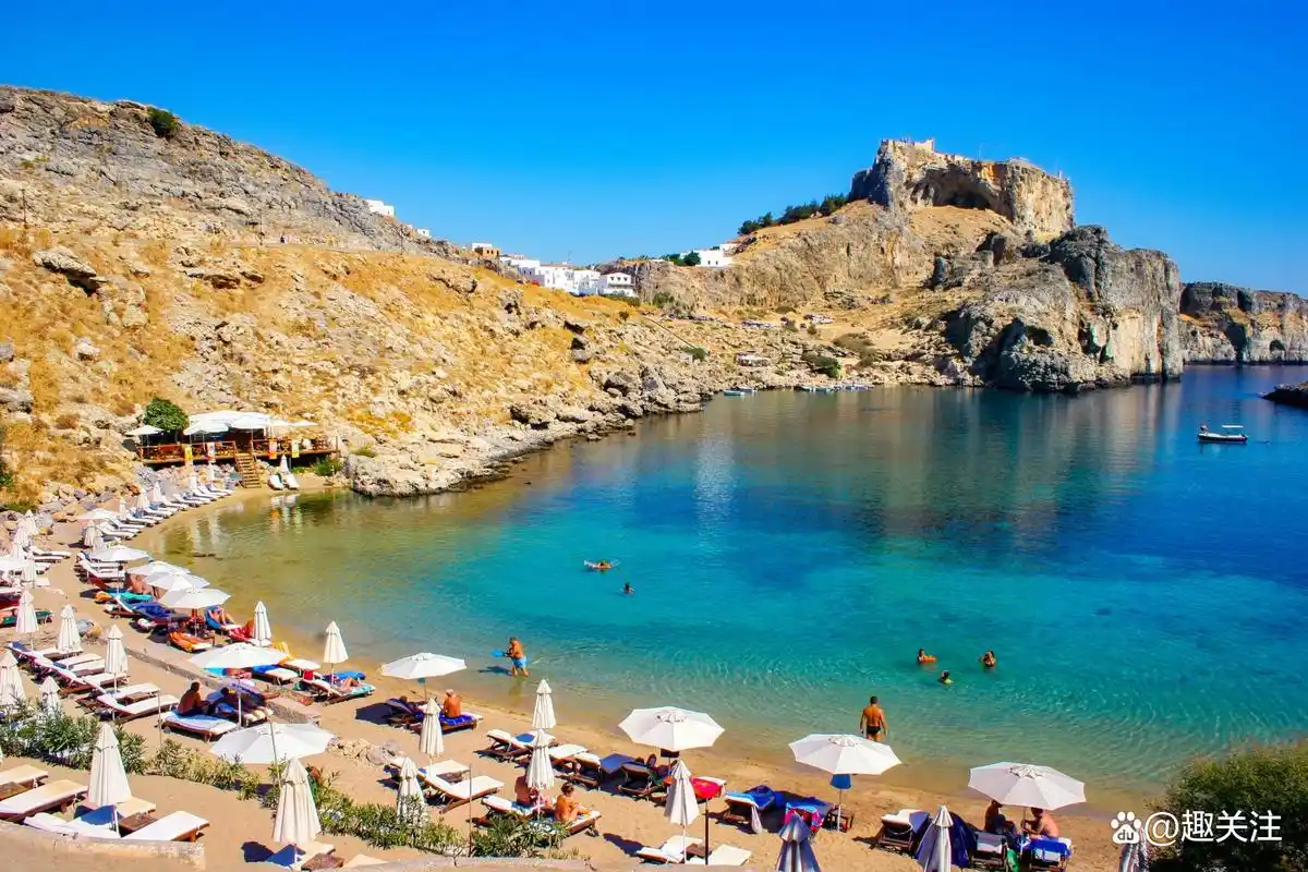 希腊罗德岛大火肆虐,数千游客被迫在地板上蜷缩过夜,等待回家