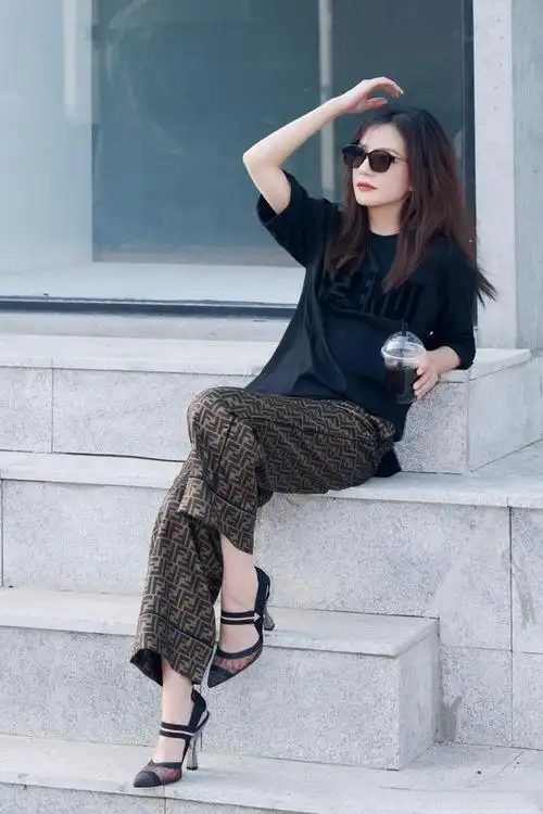 44岁赵薇好显嫩,穿一身灰色短裙配红唇,颜值不比年轻时差|裙子|西装