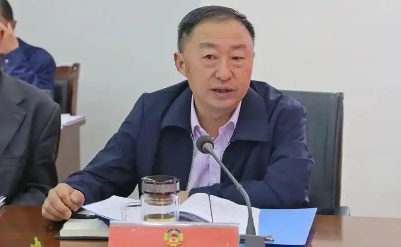 会上,县政府副县长甘健平通报松潘县2020年上半年国民经济和社会发展