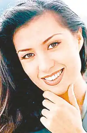 了联络电话后,因发现有狗仔队在附近,连忙各自散开,后被称为"龙嫂"