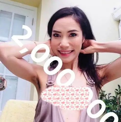 曝光的照片中,诗妮娜很放得开,穿衣以及拍照姿势都十分奔放,自拍的