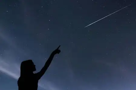 女孩看到 shooti 许愿照片