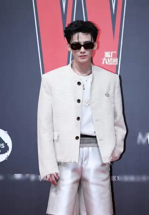 白敬亭小烟熏妆##白敬亭白色系穿搭