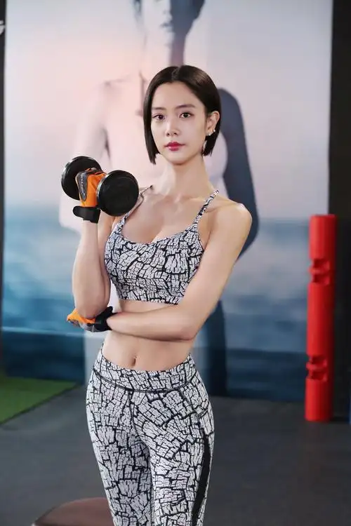 红裙女郎clara克拉拉 教你如何"胸器逼人"