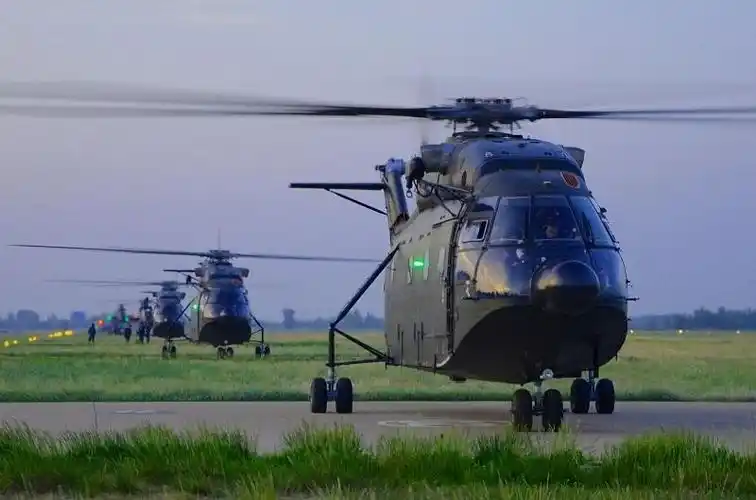 陆航部队训练 大群直8直升机扑面而来