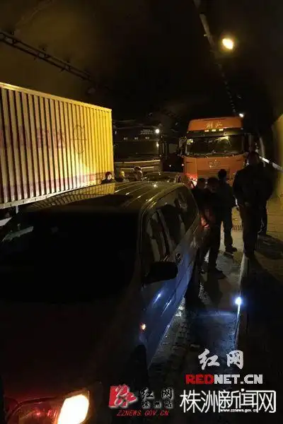 沪昆高速雪峰山隧道,半挂车撞到隧道壁.