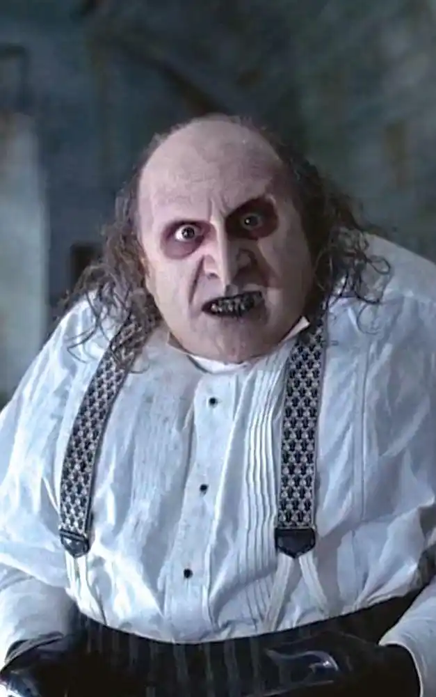 这一角色的演绎,最经典的要属1992年《蝙蝠侠归来》里的丹尼·德维托