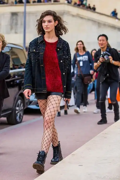 学姐教穿搭:黑色渔网袜搭配什么颜色的上衣更好看?