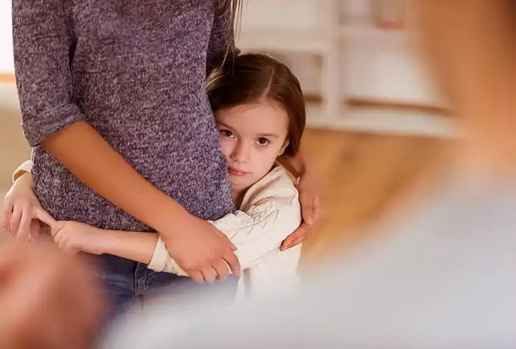 动不动就掉眼泪的孩子,与忍着不哭的宝宝,长大后会有什么差别?