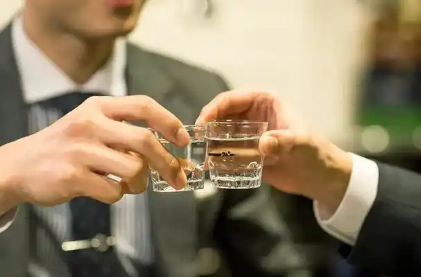 应酬喝酒有原则,牢记"2事不做,2酒不带",让你轻松脱颖而出