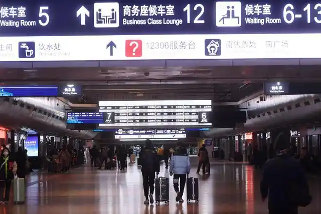 2022年12月7日,北京西站进站乘客准备进入候车室.