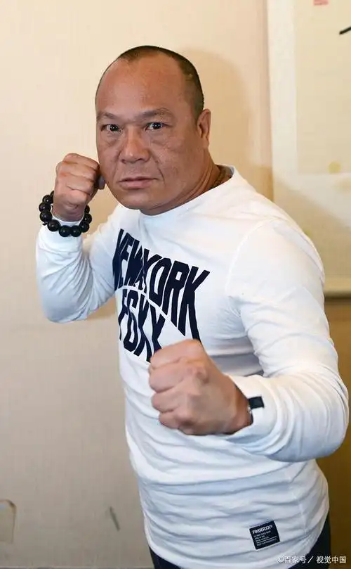 吴志雄,这个名字可能不太熟悉,但如果说起他的外号"b哥",或者他在