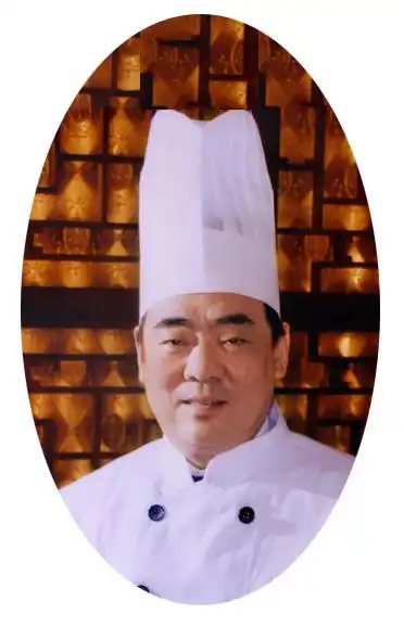 大富贵顾问师从本帮菜泰斗李伯荣,历任上海德兴馆总经理,上海老饭店总