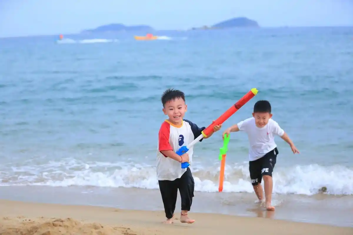 沙滩玩耍 #童心海海自在浪潮 #阳光沙滩海浪 #海边随拍  - 抖音