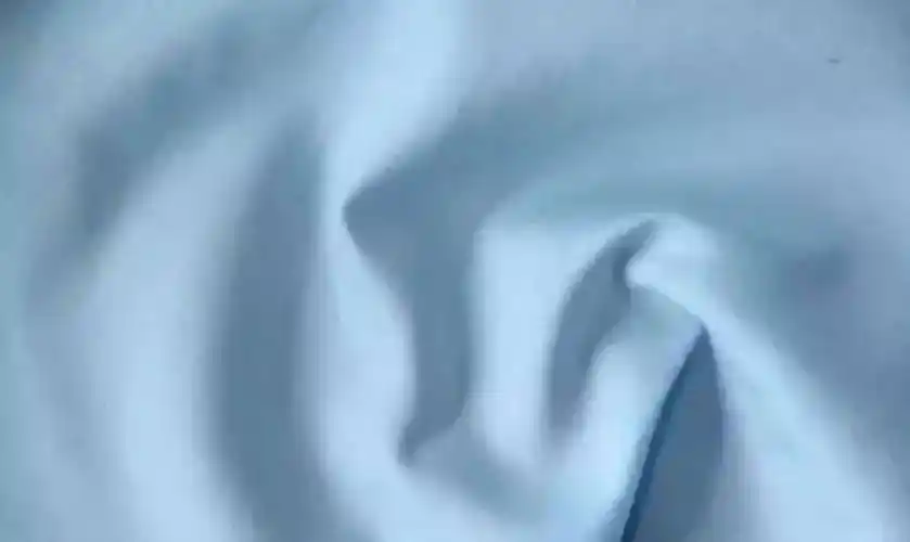 面料比丝绸坚牢,表面平整细洁,轻薄似绸,柔软,舒适.