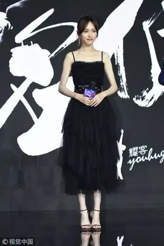 这件red valentino小黑吊带裙搭配stuart weitzman凉鞋,再梳