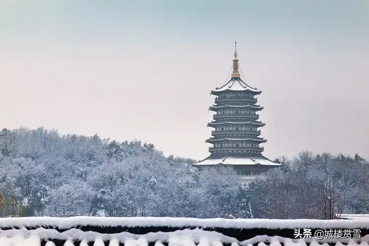 很多人的"雷峰塔情结"源于白娘子传说,尽管旧塔在1924年就倒掉了,如今
