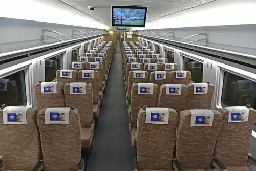 一等座椅宽度为1190mm,相比crh380b"和谐号"动车组对应座椅分别增加了