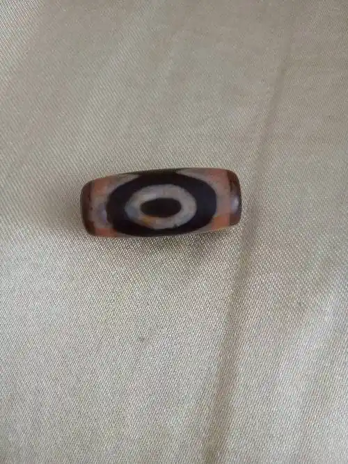 朋友送我的三眼天珠,想请您帮忙,看一下真假好坏.谢谢!