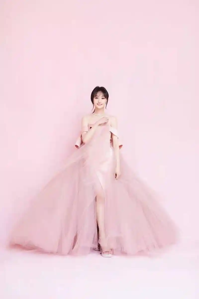 郑爽微博之夜红毯造型太美了,一袭粉色薄纱长裙,宛如小公主!