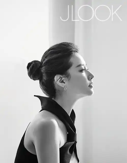 李英爱清新写真小露香肩 无暇肌肤童颜不老