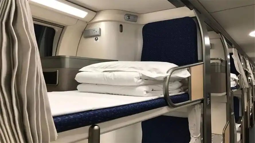 高铁软卧,与普通软卧区别不大,但是内饰更豪华.