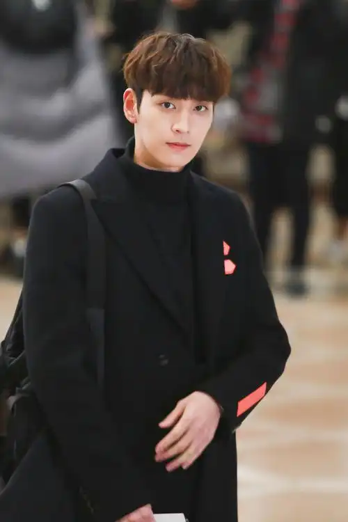 崔泰俊帅气现身机场国民度超高引路人围观